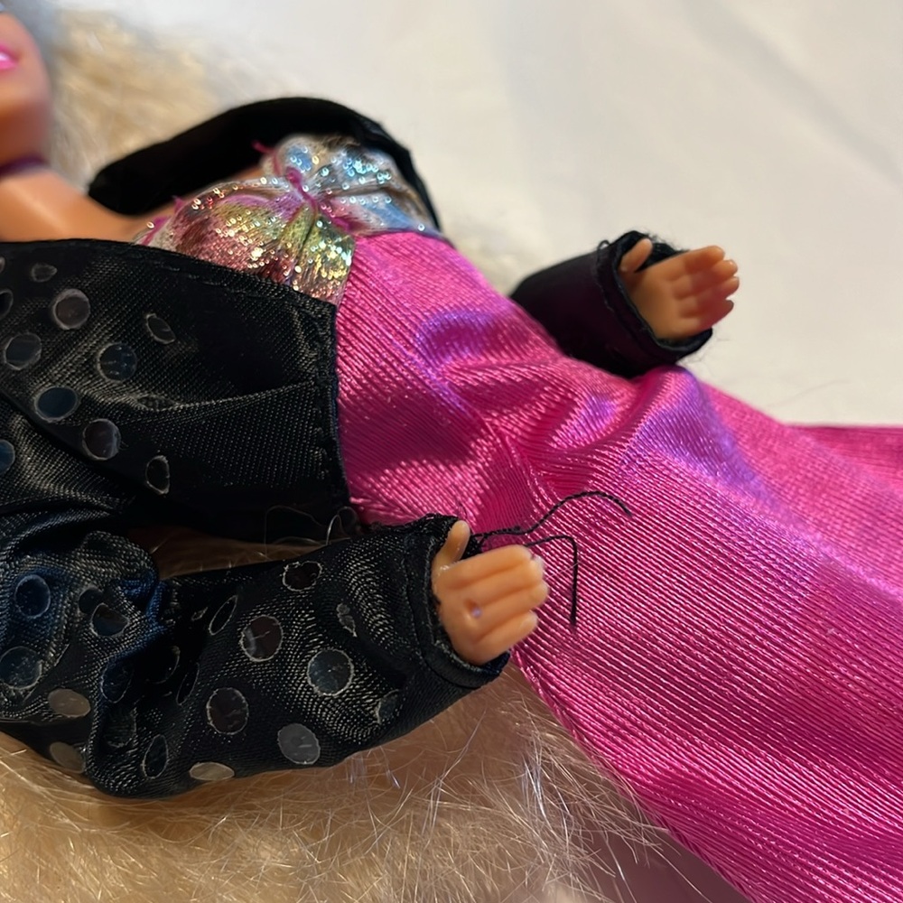 Rappin Rockin Barbie 1991 - Picture 5 of 9